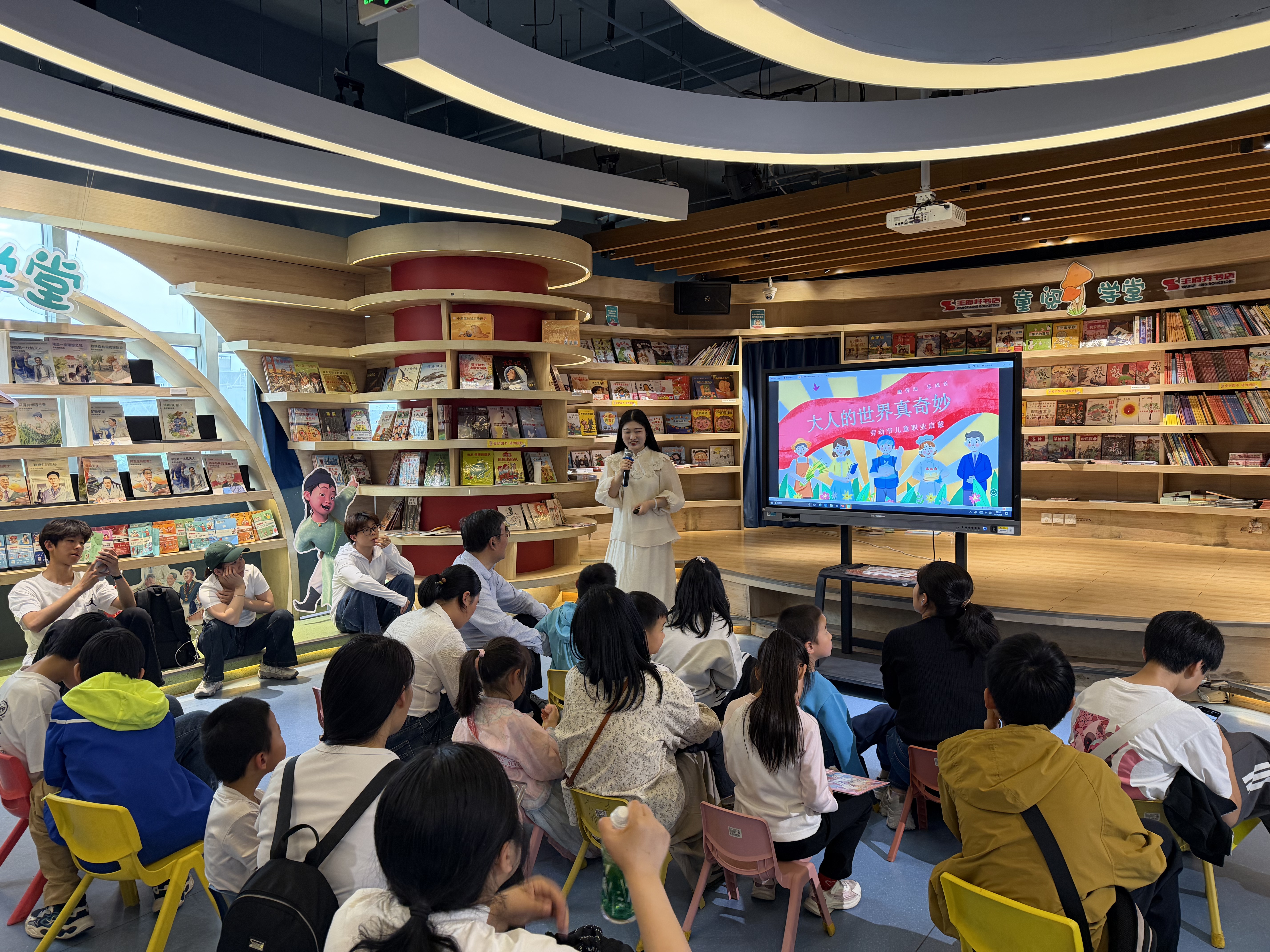 内容手动800 王府井书店“童阅学堂”（新华网）.jpg